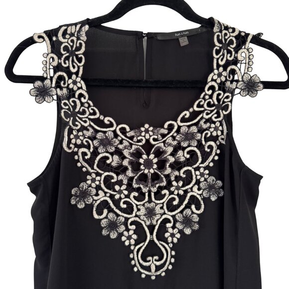fun 2 fun Embroidered Sleeveless Black Cream Top Floral Applique Size Small - Picture 2 of 6